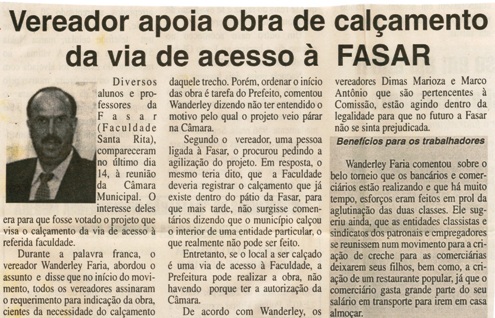 Vereador apoia obra de calçamento da via de acesso à FASAR. Folha Livre, Conselheiro Lafaiete, 18 a 25 mai. 2002, s. n., Política,  p. 10.